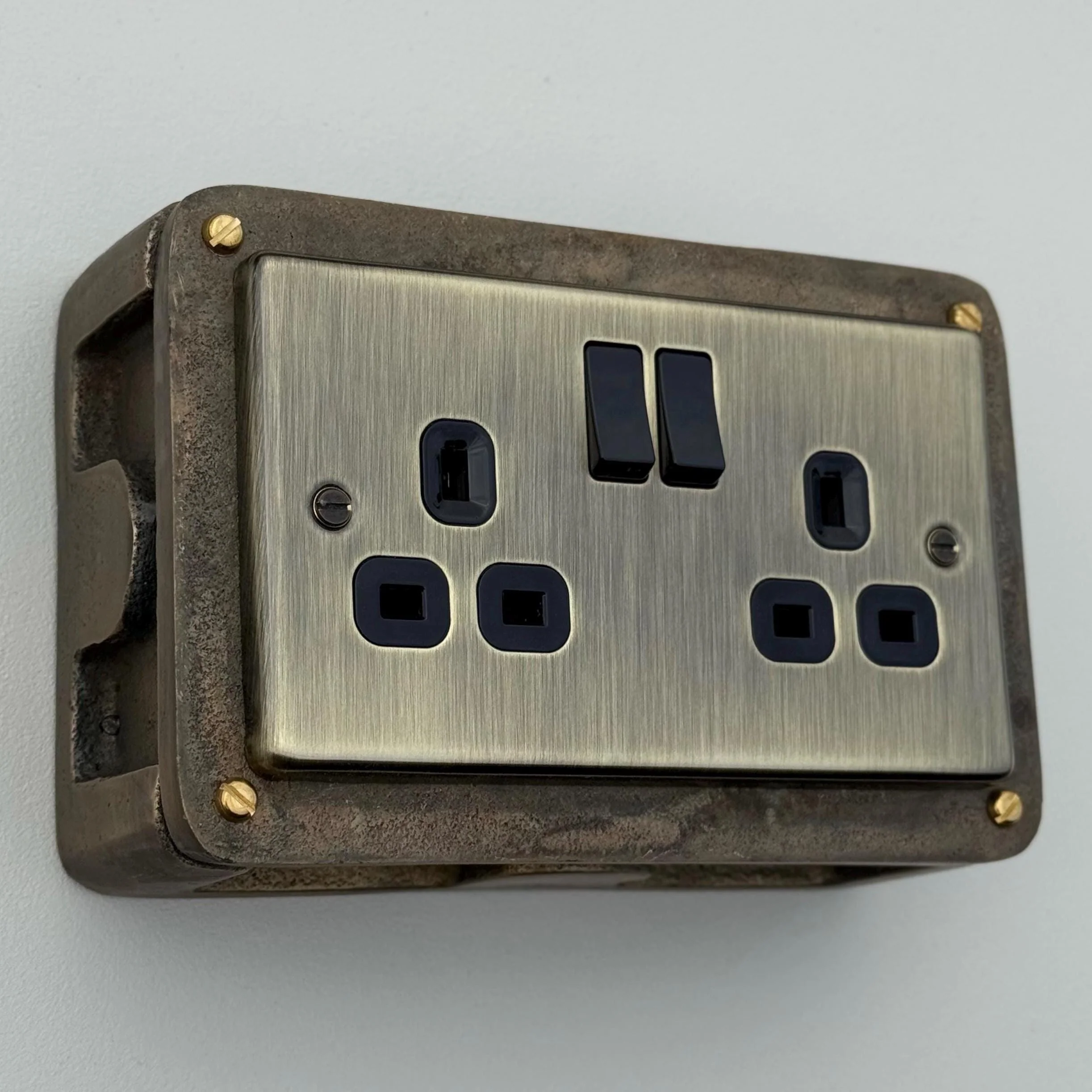 Antique Brass Double Switched Solid Cast Metal Conduit 2-Gang Socket + 2 Outlet Type A & C USB Charger - Image 10