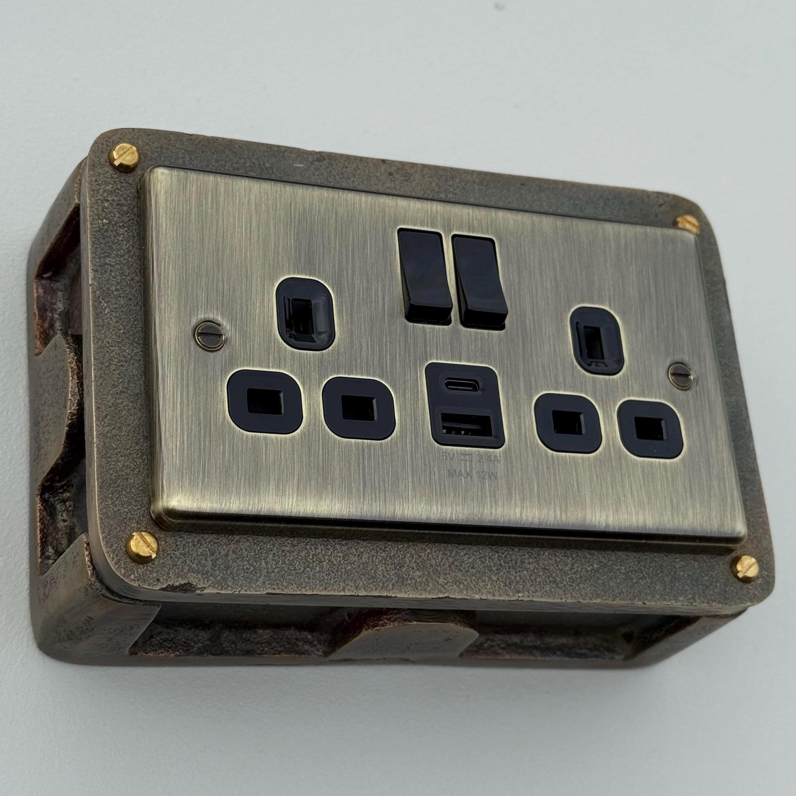 Antique Brass Double Switched Solid Cast Metal Conduit 2-Gang Socket + 2 Outlet Type A & C USB Charger - Image 4