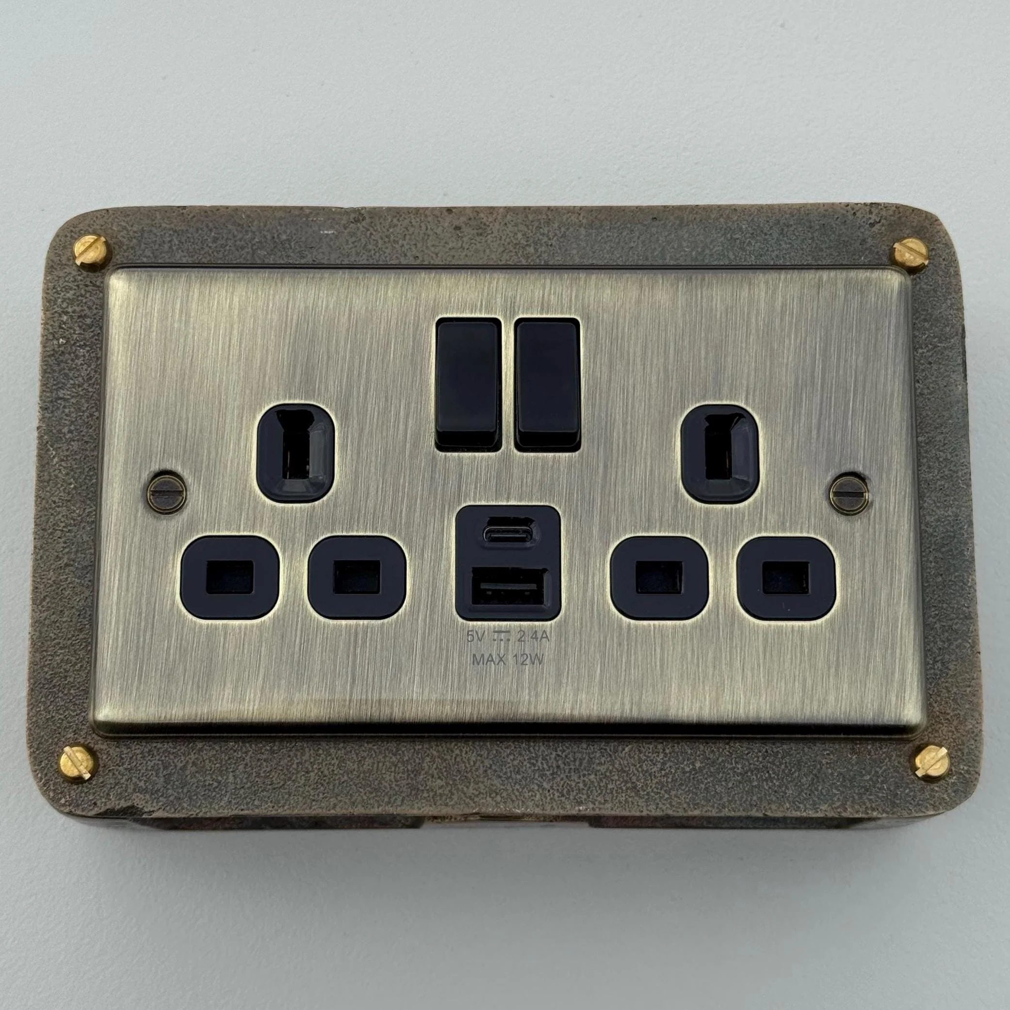 Antique Brass Double Switched Solid Cast Metal Conduit 2-Gang Socket + 2 Outlet Type A & C USB Charger - Image 5