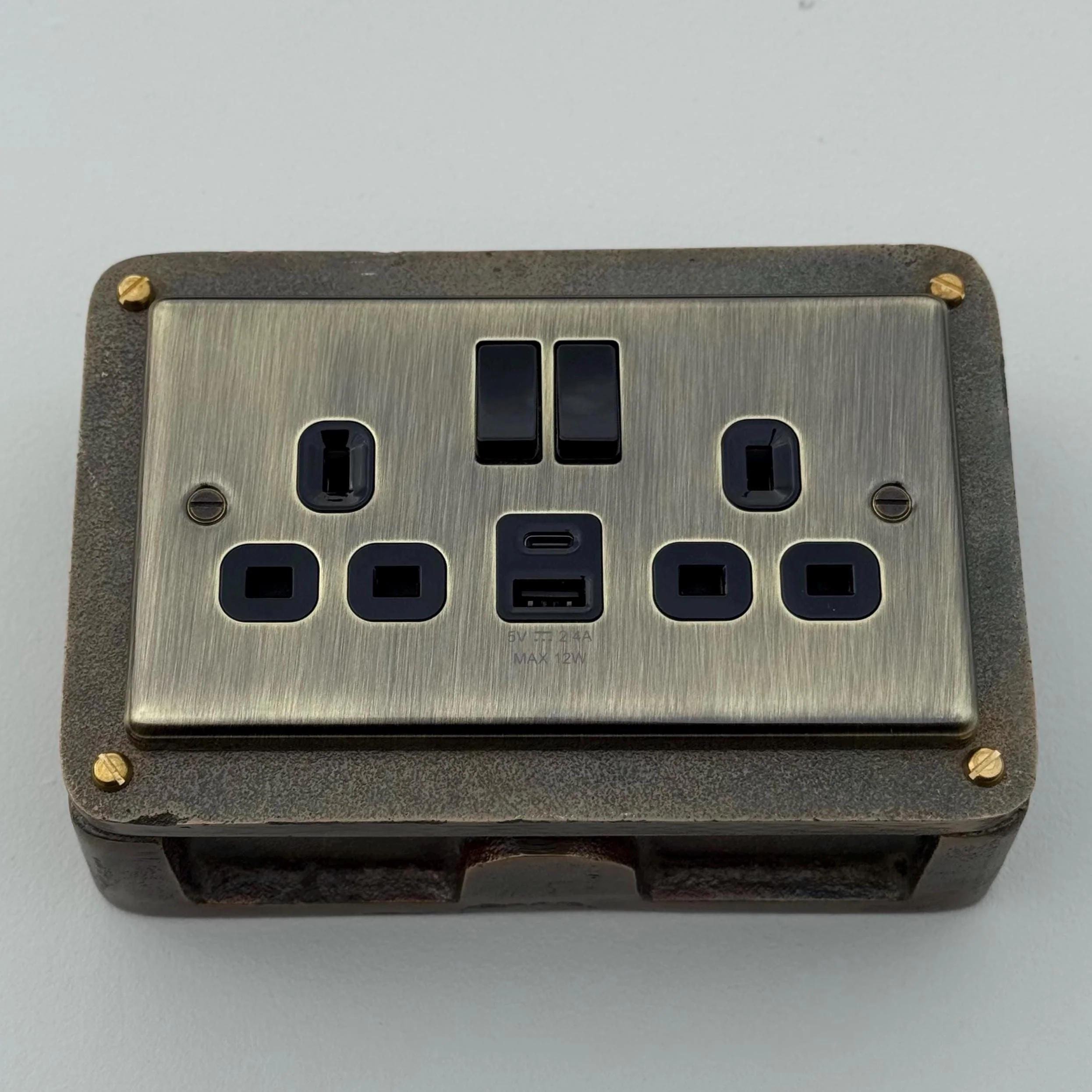Antique Brass Double Switched Solid Cast Metal Conduit 2-Gang Socket + 2 Outlet Type A & C USB Charger - Image 6