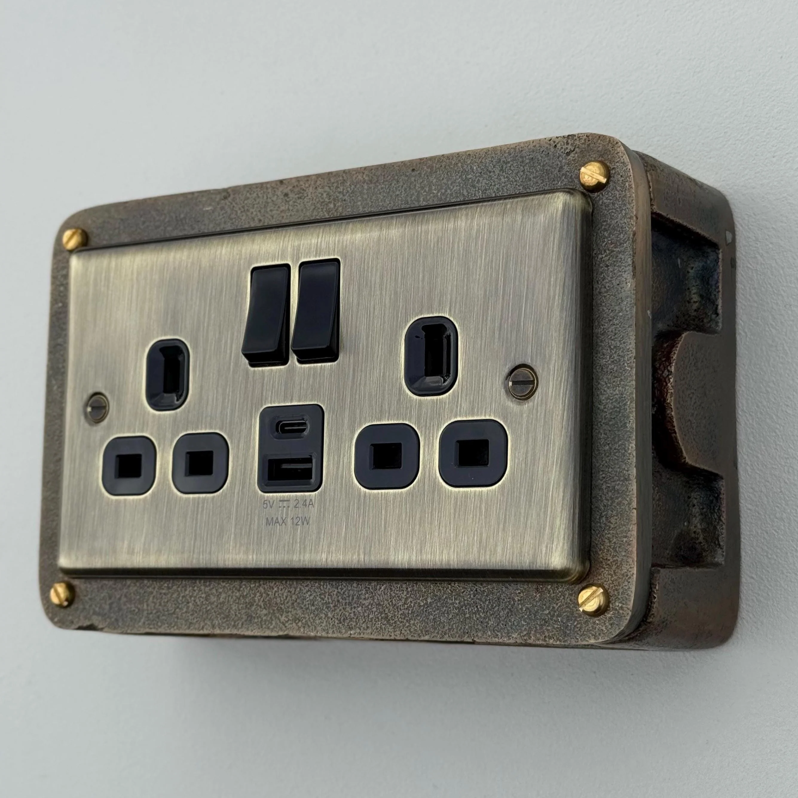 Antique Brass Double Switched Solid Cast Metal Conduit 2-Gang Socket + 2 Outlet Type A & C USB Charger - Image 7