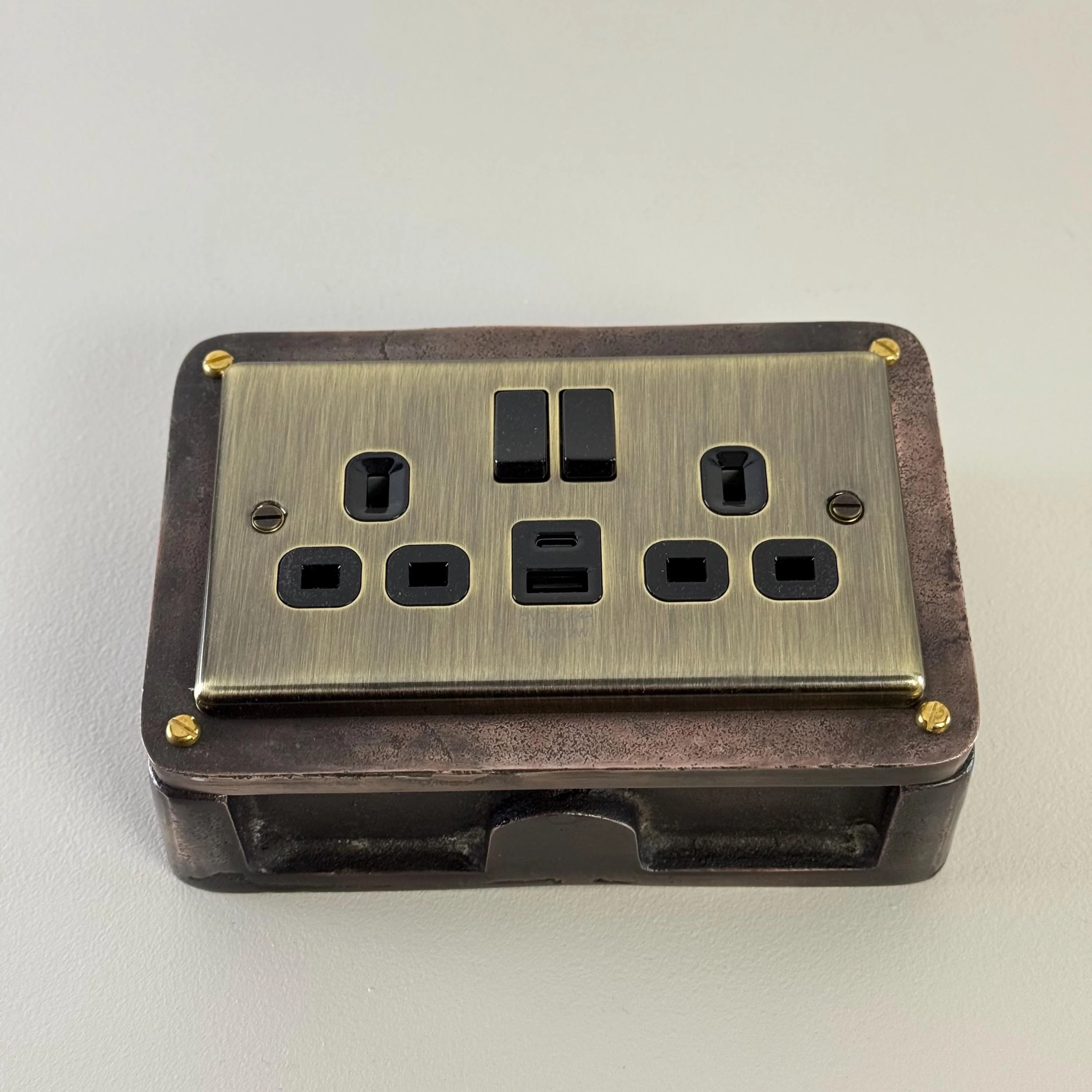 Antique Brass Double Switched Antique Copper Solid Cast Metal Conduit 2-Gang Socket + 2 Outlet Type A & C USB Charger - Image 3