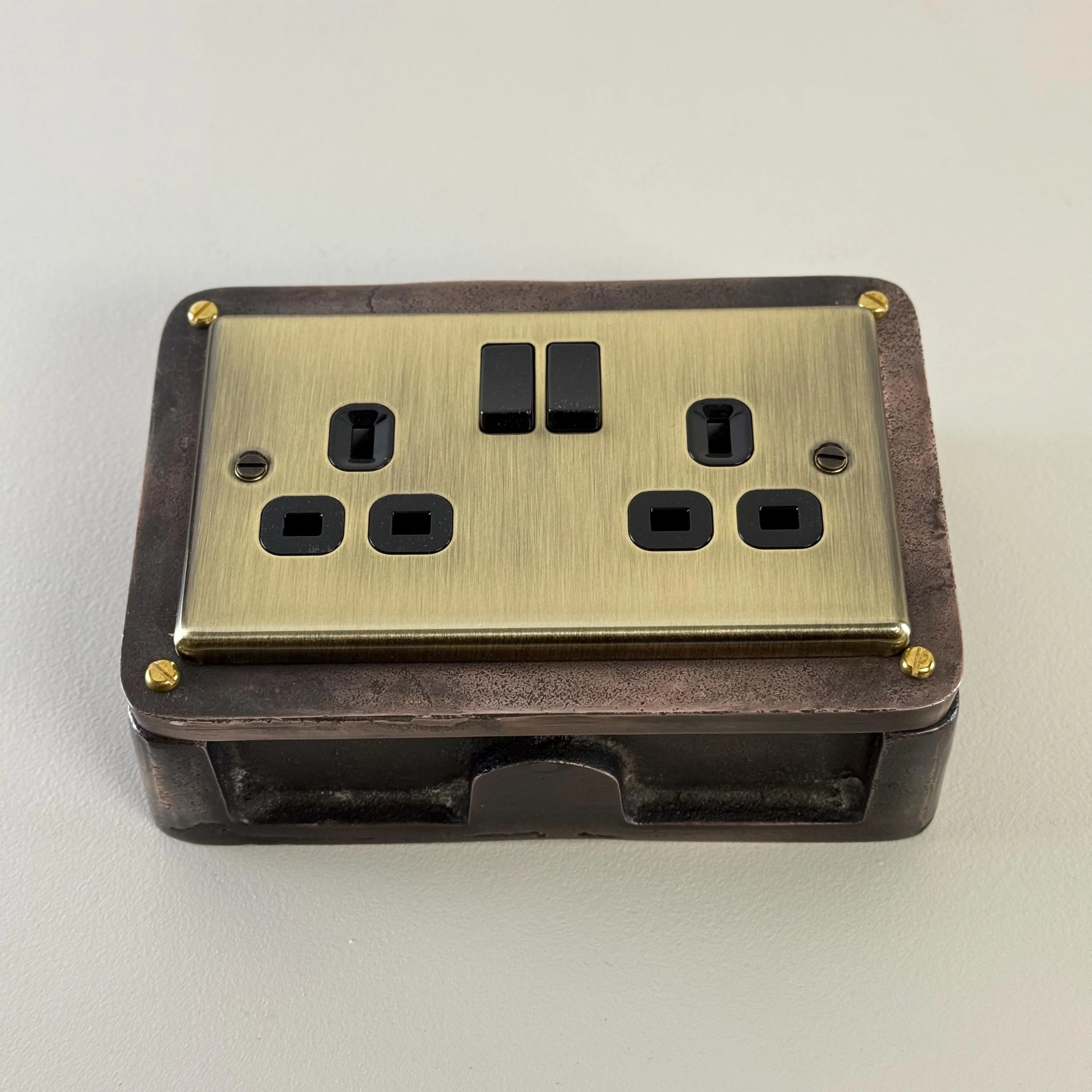 Antique Brass Double Switched Antique Copper Solid Cast Metal Conduit 2-Gang Socket + 2 Outlet Type A & C USB Charger - Image 4