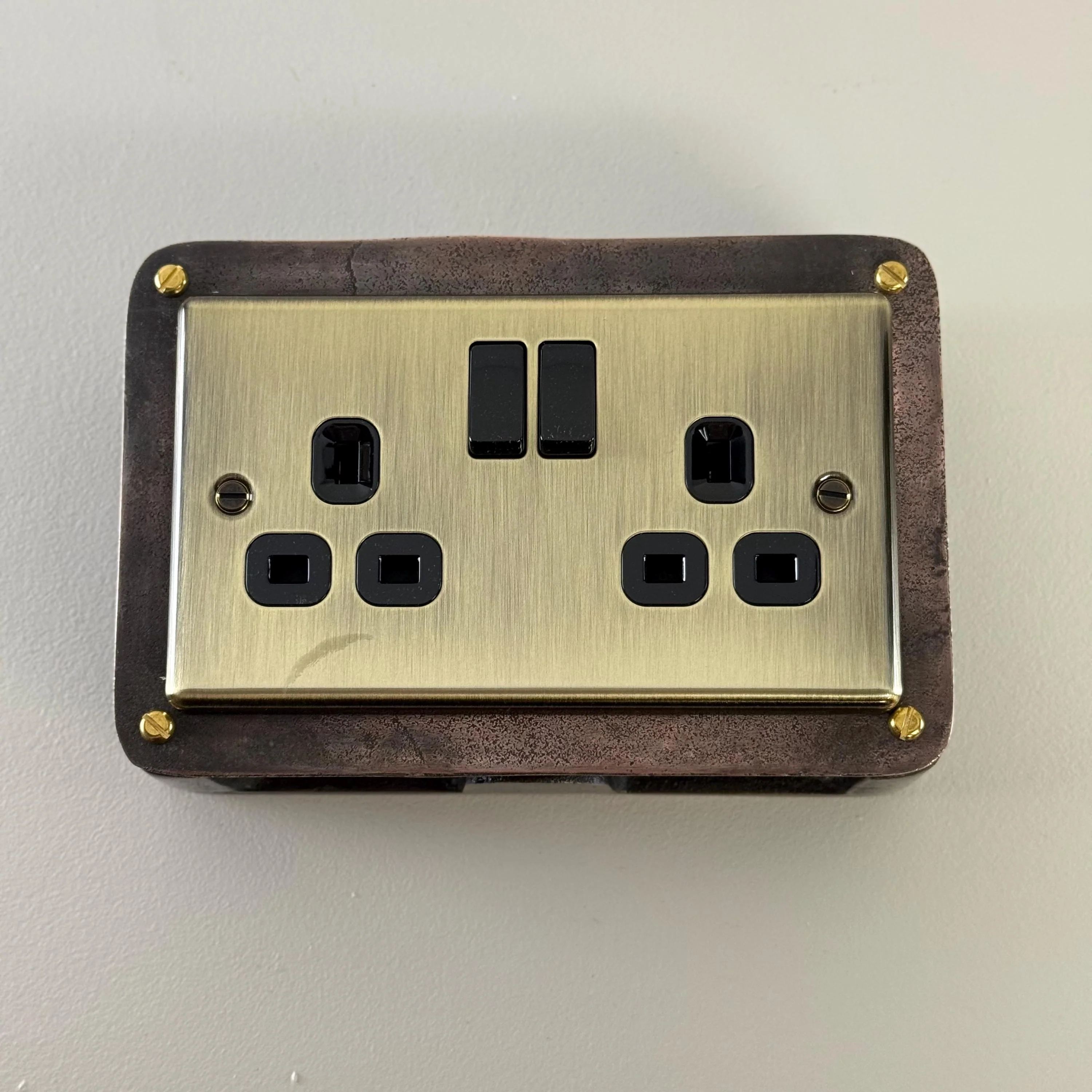 Antique Brass Double Switched Antique Copper Solid Cast Metal Conduit 2-Gang Socket + 2 Outlet Type A & C USB Charger - Image 5
