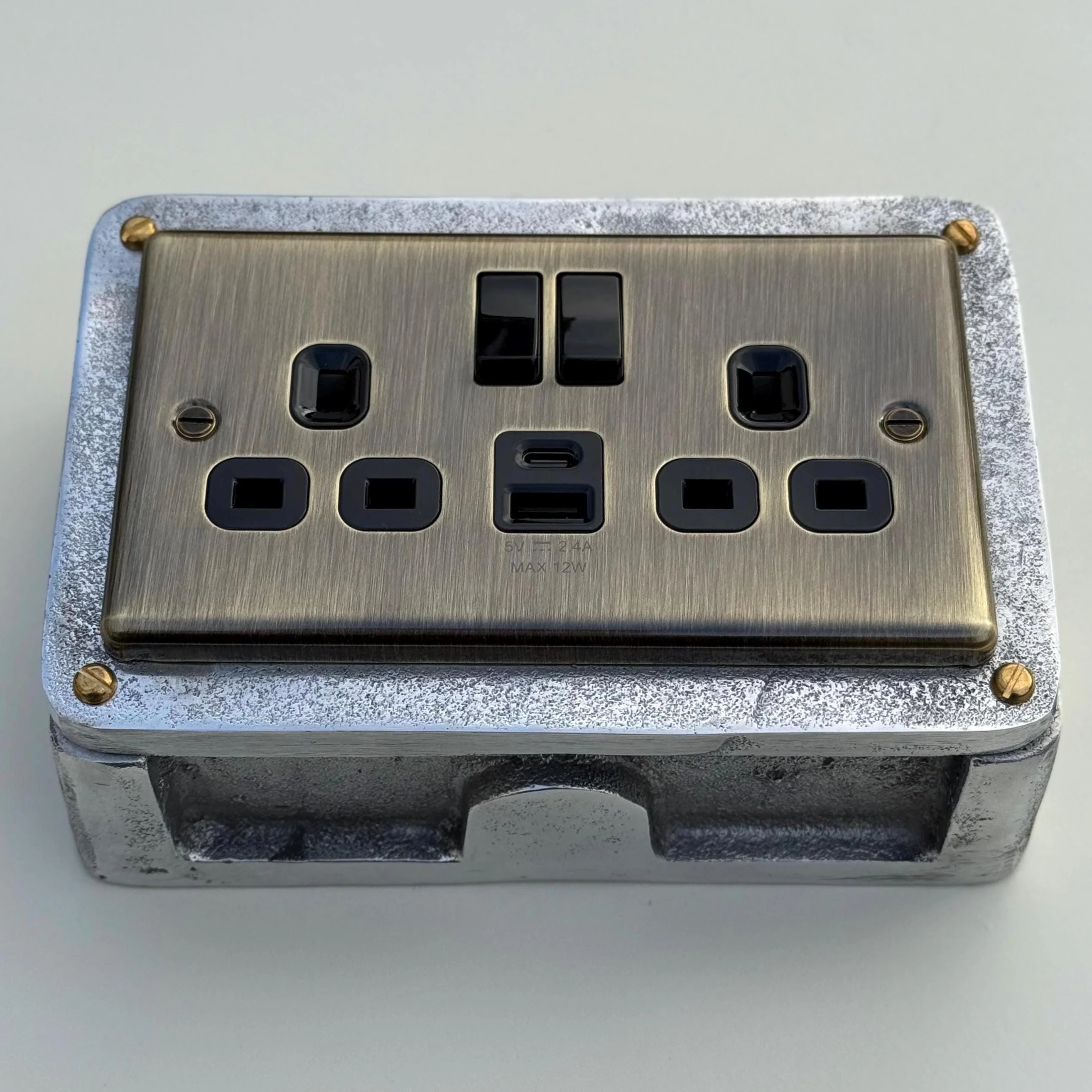 Antique Brass Double Switched 13A Power Socket 230V 13A 2 Gang 2G Solid Cast Metal Conduit Industrial - Image 3