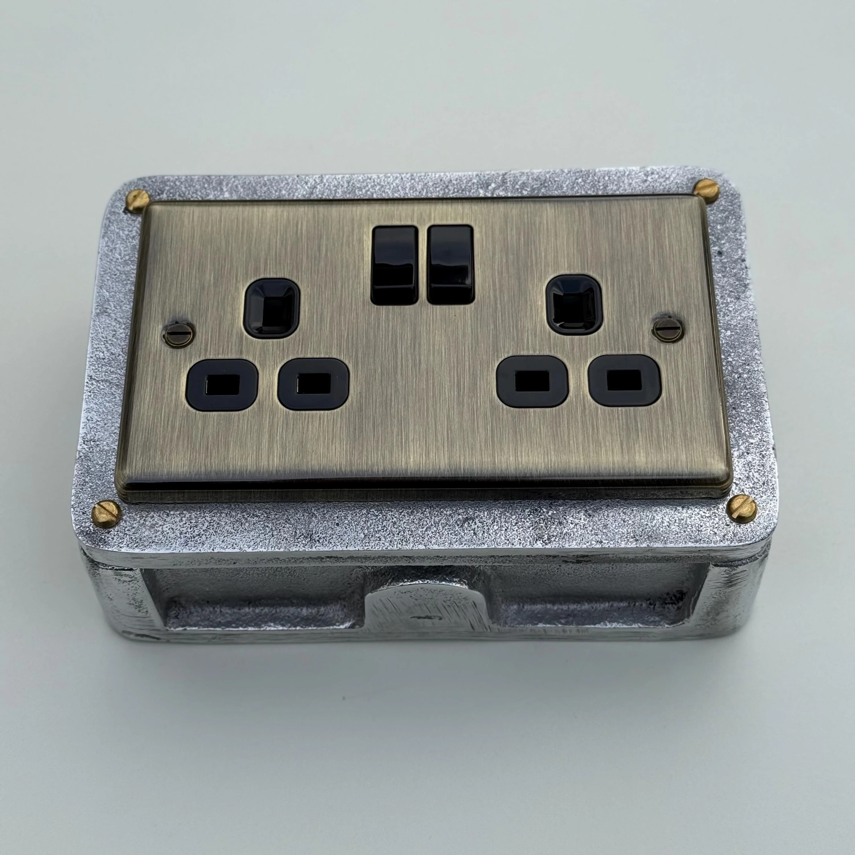 Antique Brass Double Switched 13A Power Socket 230V 13A 2 Gang 2G Solid Cast Metal Conduit Industrial - Image 6
