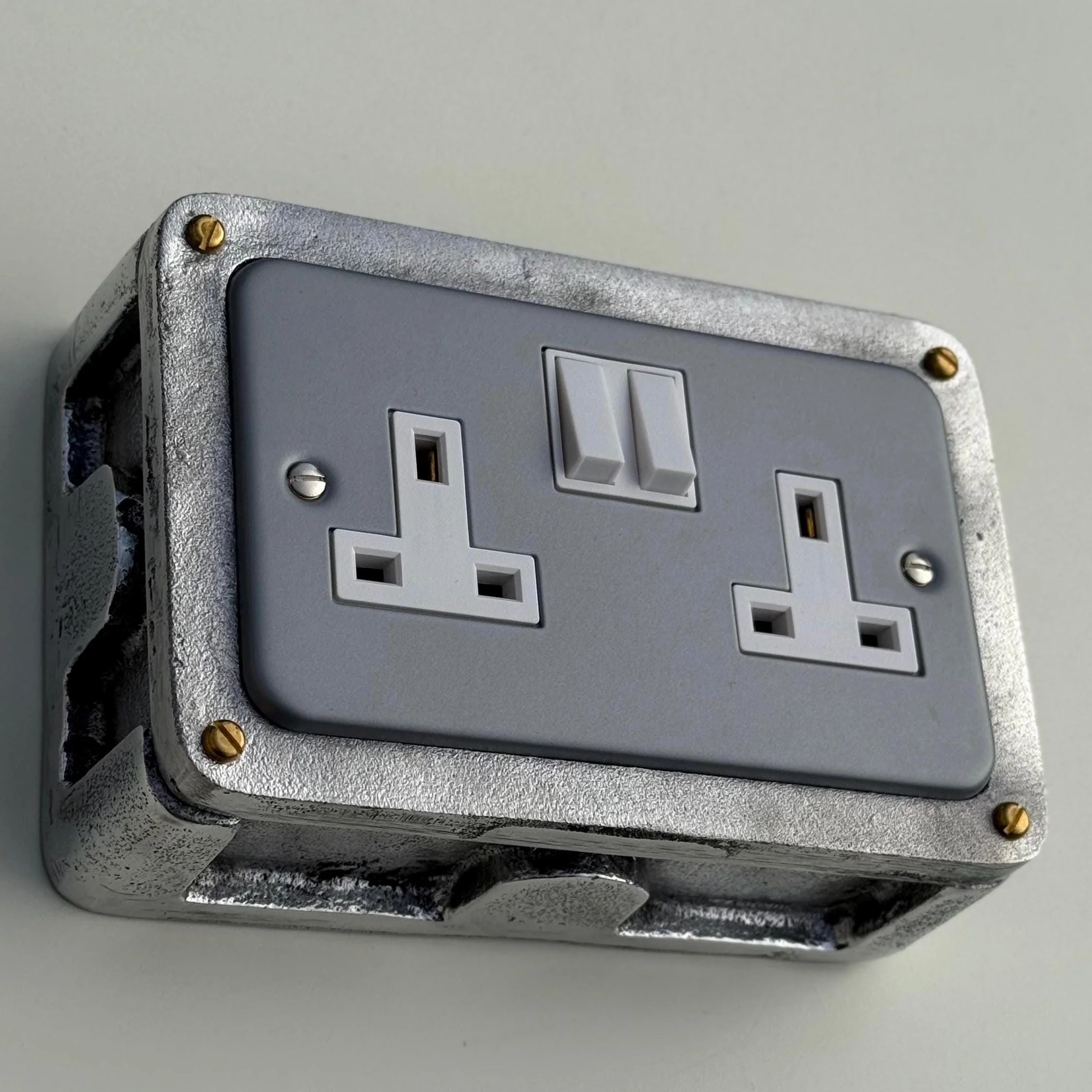 Grey Metal Clad Double Switched 13A Power Socket 230V 2 Gang 2G Cast Metal Industrial Conduit - Image 3