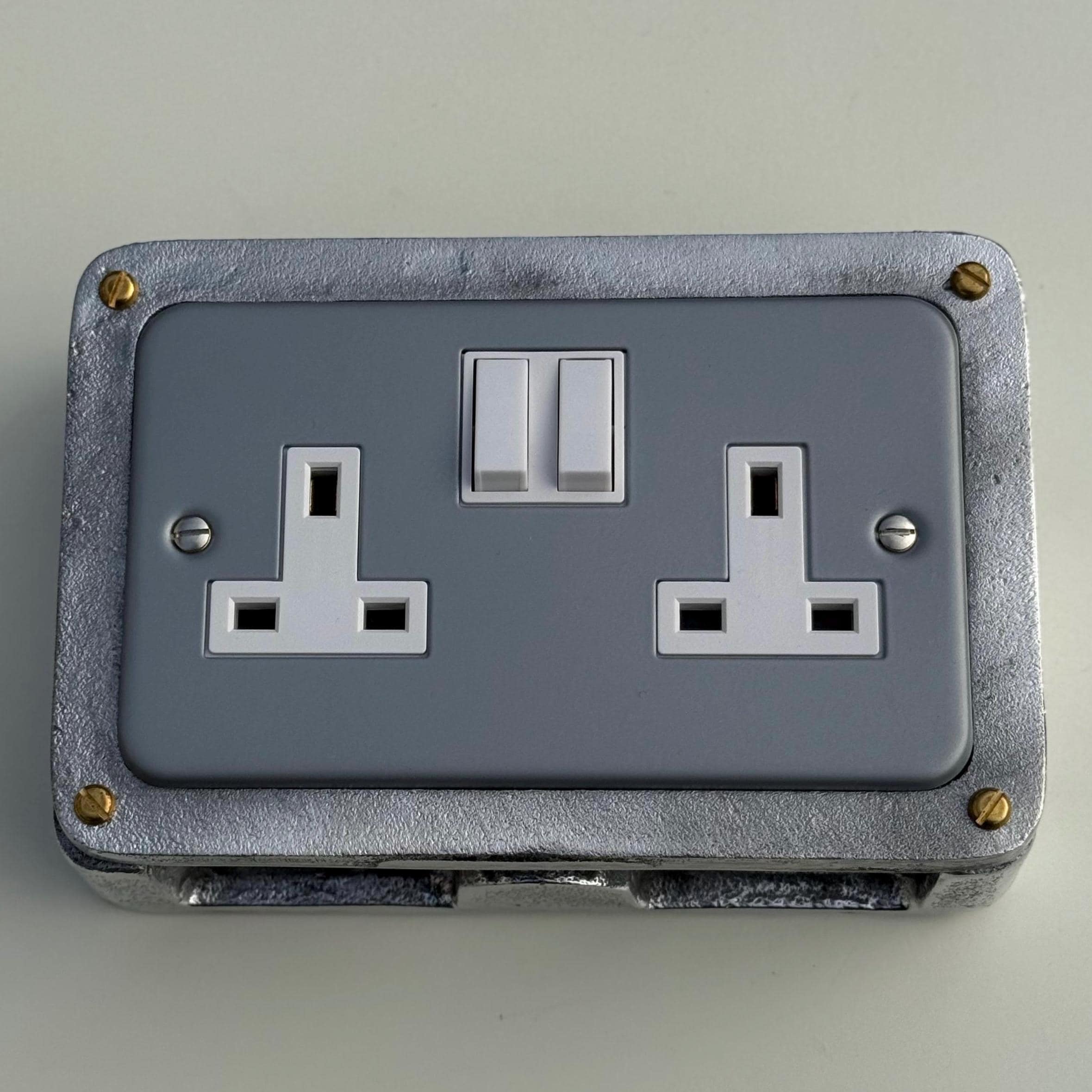 Grey Metal Clad Double Switched 13A Power Socket 230V 2 Gang 2G Cast Metal Industrial Conduit - Image 4
