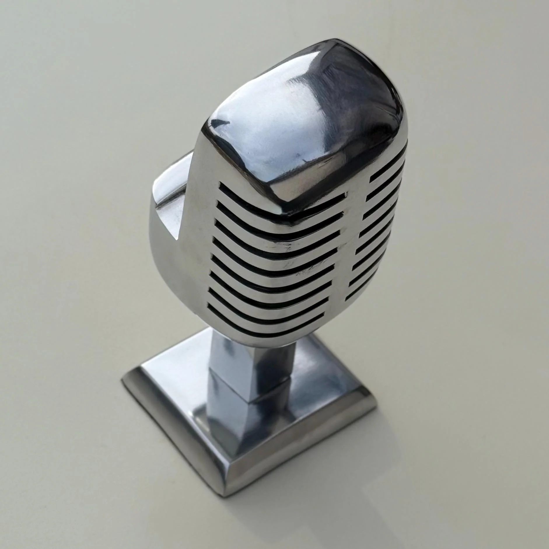 Maxlume - Vintage Microphone iPhone Mobile Phone Holder Retro Mic - Image 3